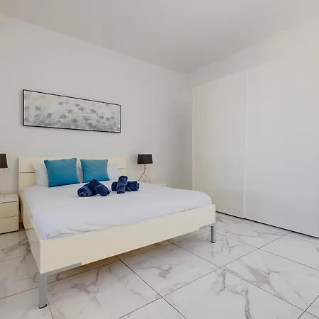 Charming 1br Penthouse In Gzira شقة