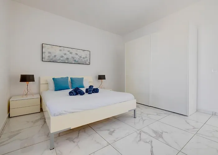 Charming 1br Penthouse In Gzira Lejlighed