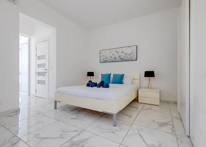 Charming 1br Penthouse In Gzira Sliema